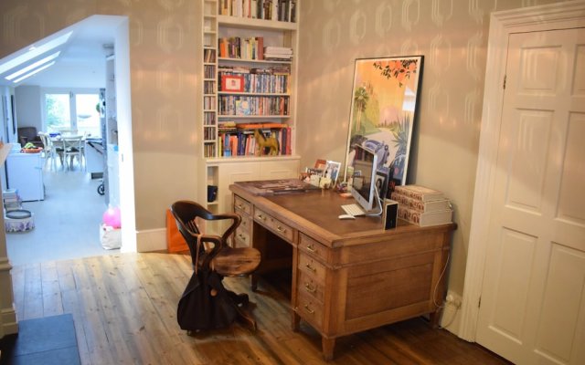 Shepherd'S Bush 2 Bedroom Home