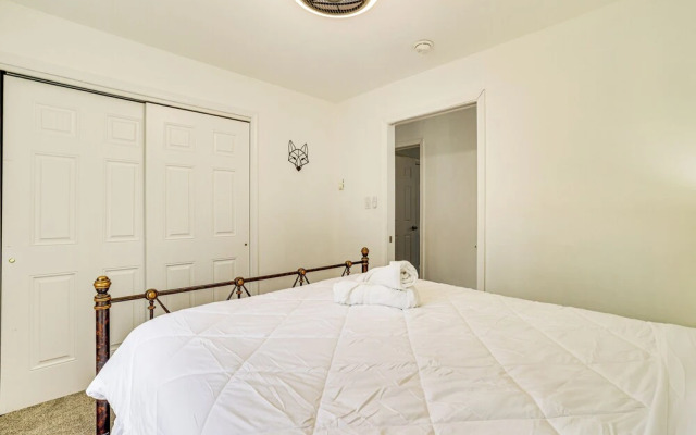 Hot Tub + Decks: Tree-lined Retreat in Pocono Lake