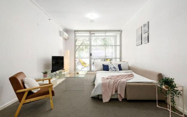 A Modern & Cozy Studio Next to Darling Harbour