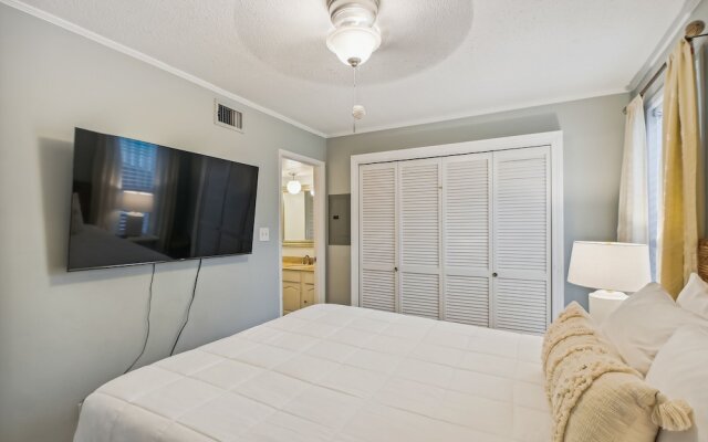 SPC 1034 is a Pet Friendly 1 BR with Free Beach Service for 2! by RedAwning