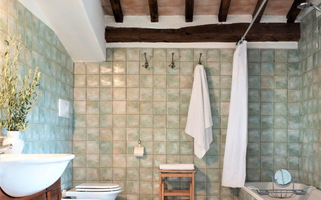 Beautiful Villa in San Giovanni del Pantano With Pool