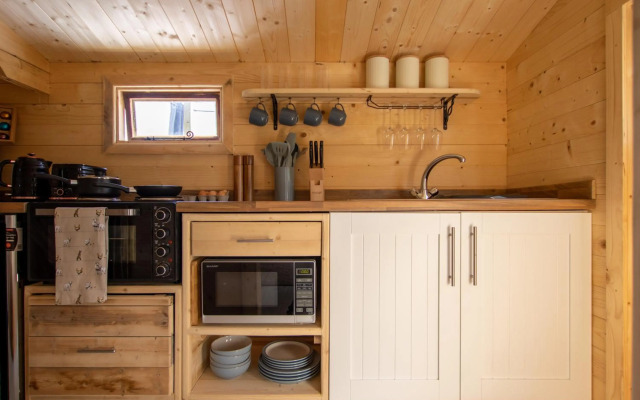 New Stunning Lake View Log Cabin With Hot Tub