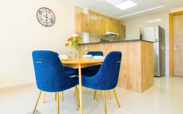 LUX  The Continental Marina Suite