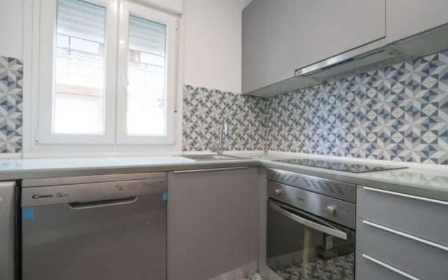 Spacious Double Room in an Apartment With a Private Balcony, in Madrid