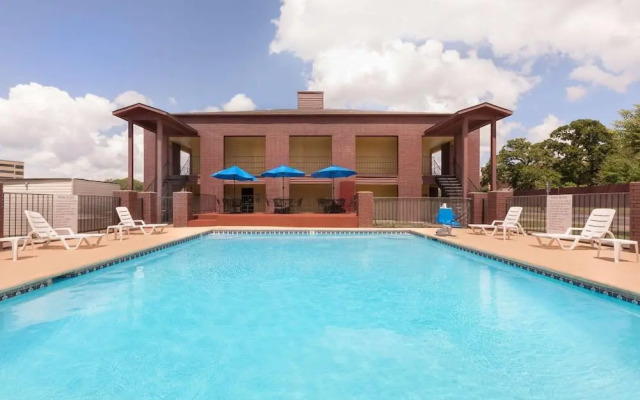 Executive Inn and Suites College Station