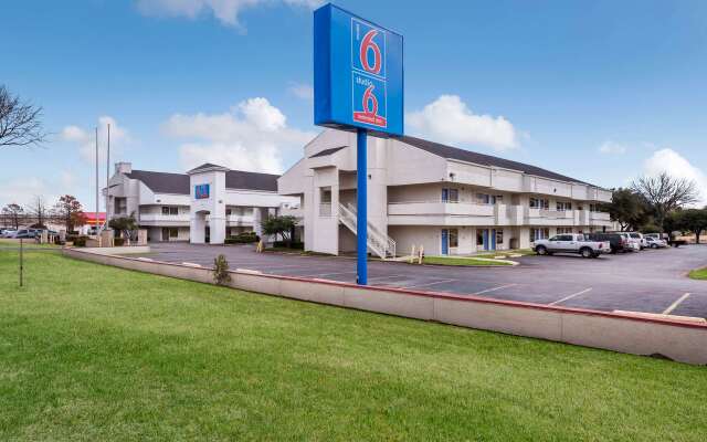 Motel 6 Dallas - Irving DFW Airport East