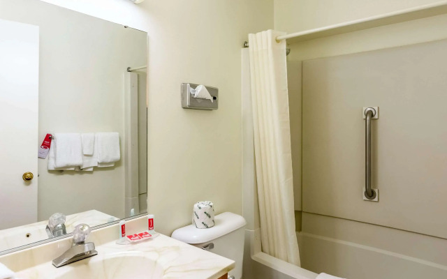 Econo Lodge East