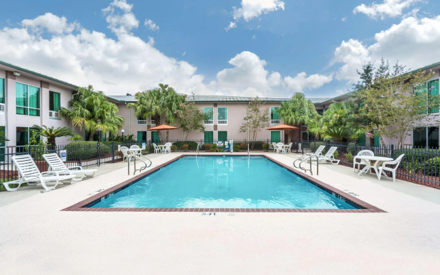 Ramada by Wyndham Luling