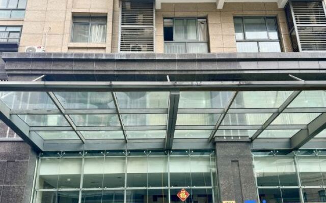 Pinke Service Apartment