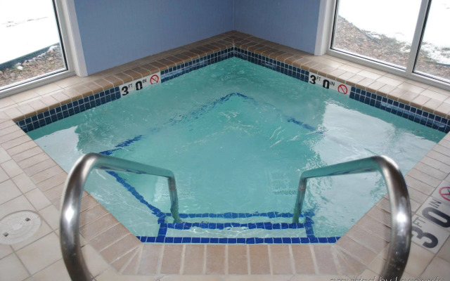 Country Inn & Suites by Radisson, Chippewa Falls, WI