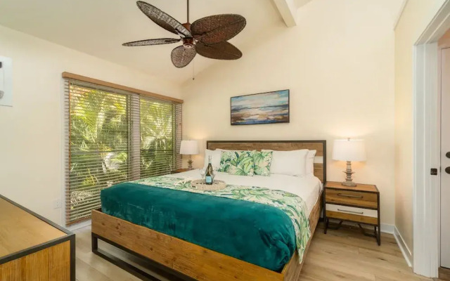 Aina Nalu 2bd/2ba 2 Bedroom Condo by Redawning