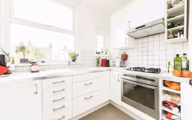 2 Bedroom Flat w Office in Tooting Broadway