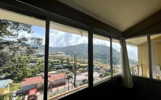 Rustic 3-BR Villa w/ Front & Back Yards in the mountains