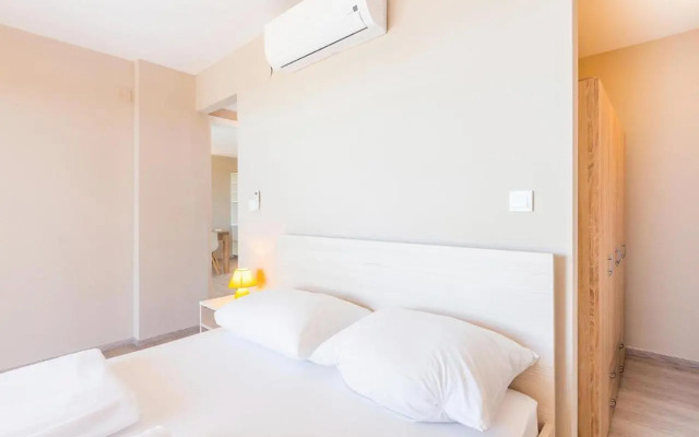 Two-Bedroom Apartment in Povljana