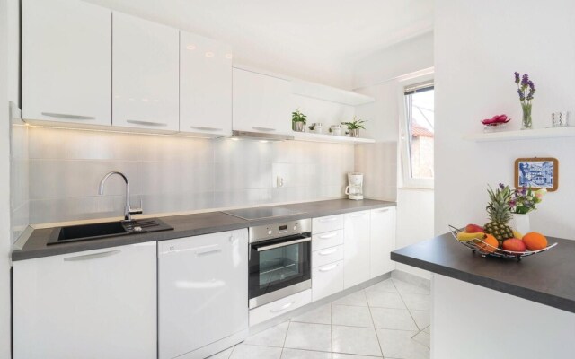 Amazing Home in Sutivan with Hot Tub, WiFi & 3 Bedrooms