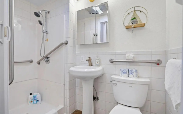 Spacious 5BR Coastal Retreat - 8 Beds Beach & Golf