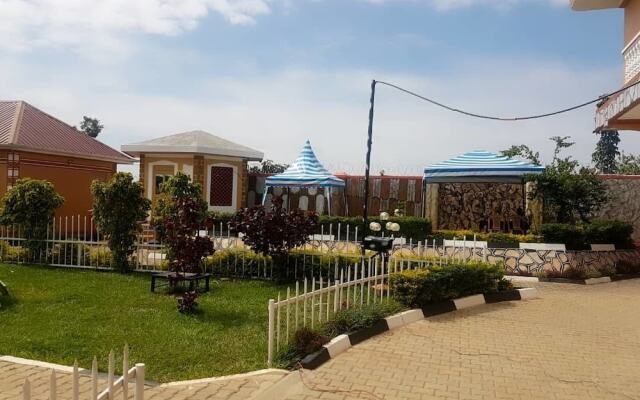 Happy Wallet Gardens Hotel