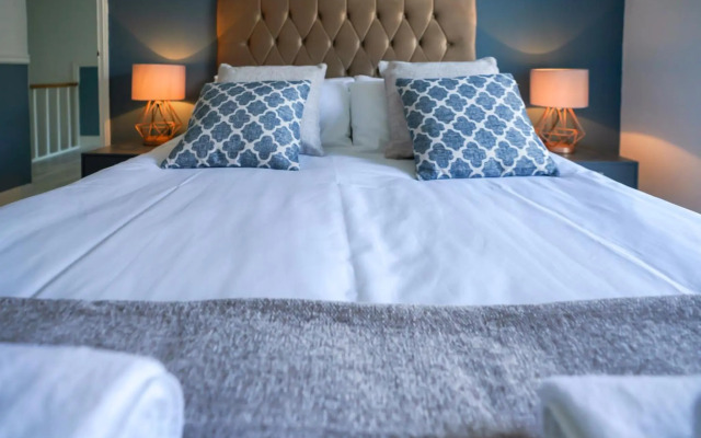 Planet St - Whole House with Parking