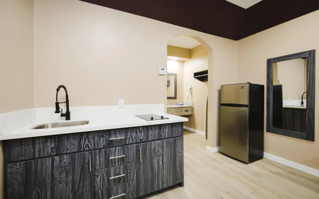 Sapphire Inn & Suites