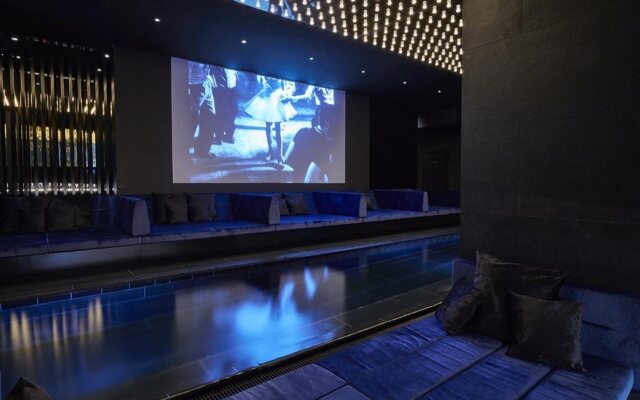 Roomers Munich, Autograph Collection