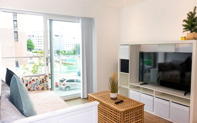 Livestay - 1bed Apt Private Building Free Parking