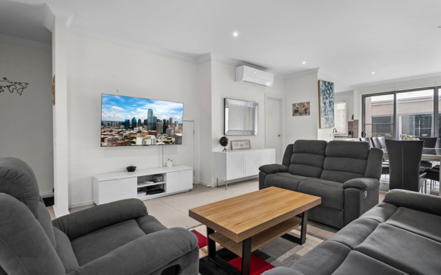 Spacious 3-bed Townhouse in Coburg