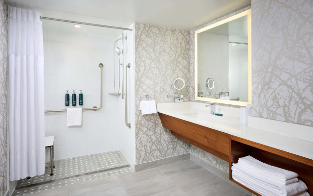 DoubleTree by Hilton Windsor Hotel & Suites