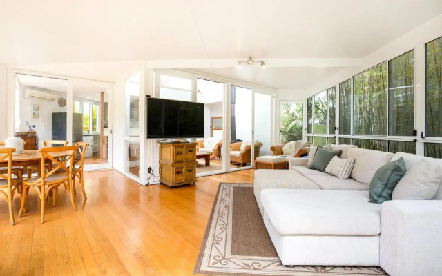 Maldas Retreat Pet Friendly Absolute Beachfront with Spa