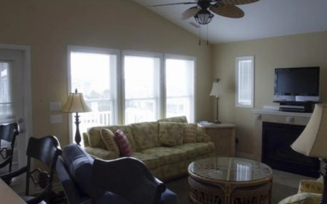 Sandy Toes 3 Bedroom Home by RedAwning