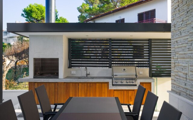 Beachfront Villa Grey Martini with Pool