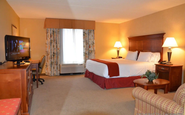 Holiday Inn Express & Suites Bloomington by IHG