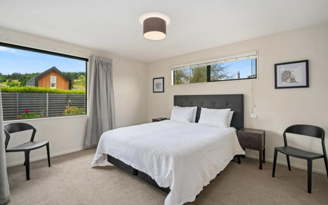Urban Oasis - Wanaka Holiday Home – Guest Rooms – Wanaka