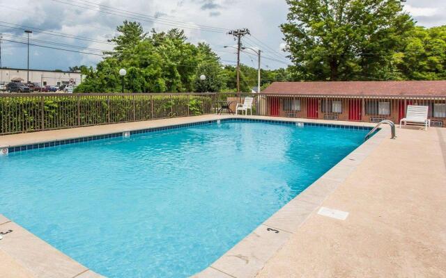 Econo Lodge North