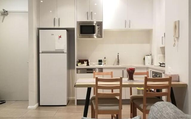 Stylish Waterfront Apt in Rhodes