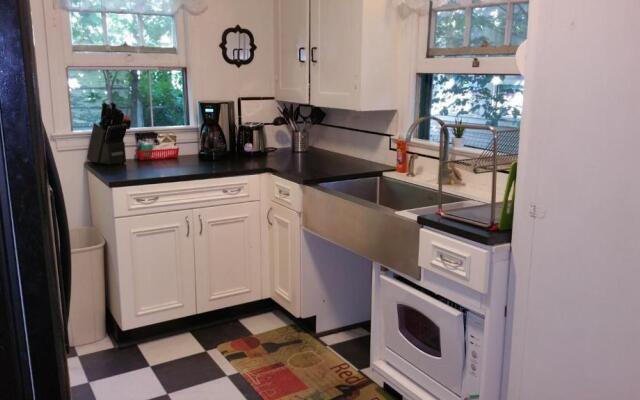 Modern❤️Smart Craftsman HDTV Keurig AC❤of Downtown