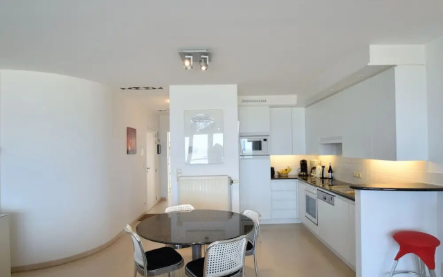 Apartment on Zeedijk With Sea View