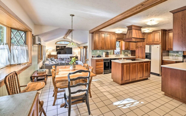 Family-friendly Getaway - 1 Mi to Pocono Lake!