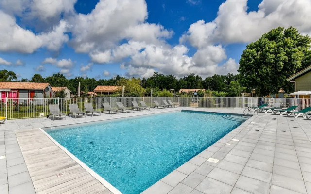 Secluded Chalet in Hourtin With Swimming Pool