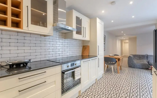 Spacious 1 Bedroom Flat With Garden
