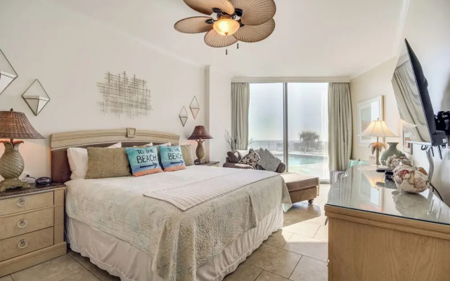 Beachfront Condo w/ Pool Access in Biloxi!