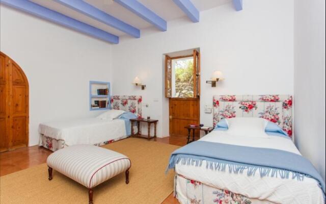 Villa Can Pirata . Seafront Villa For 10 People