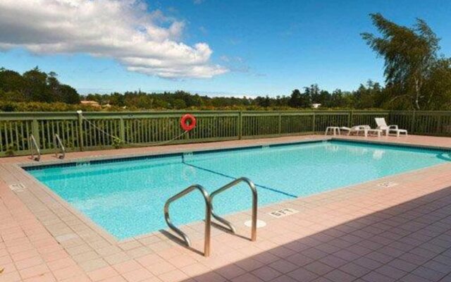 Econo Lodge & Suites
