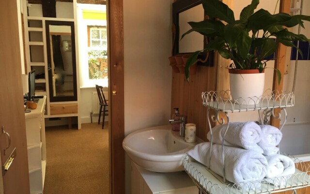 Rooms at no Three, Chameleon House