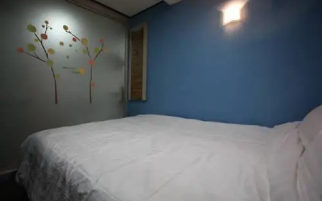 Backpacker Mr. Sea Insadong