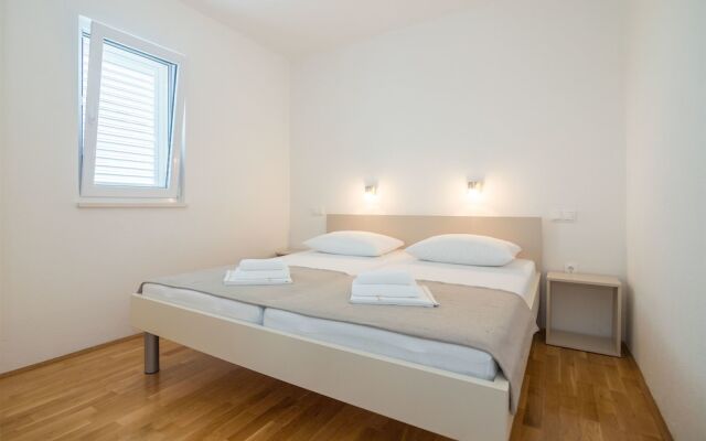 Apartments and Room Maestral
