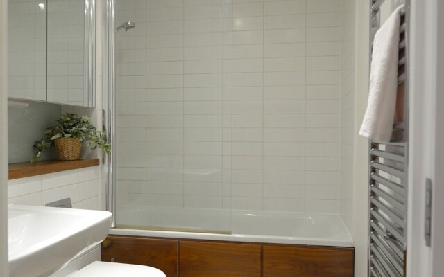 City Centre Hunsaker 3 Bedroom Serviced Apartment + Parking