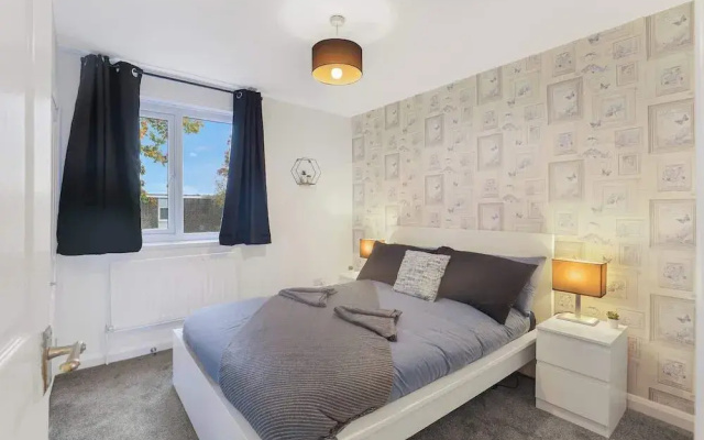 Spacious 4 Bedroom House With Parking