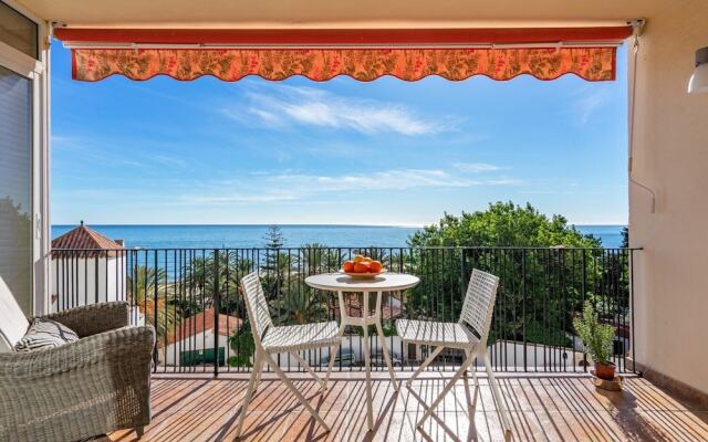 Lovely Beachfront Apartment With Sunny Balcony Ref 35