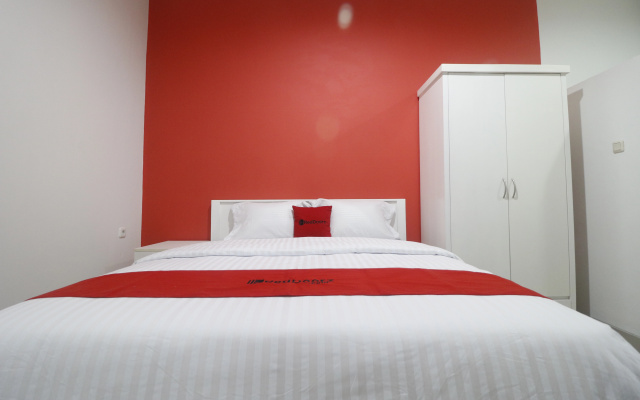RedDoorz Plus near Living Plaza Jababeka – Guest Rooms – Cikarang