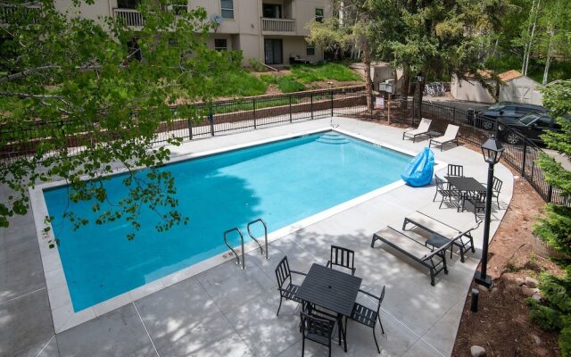 Snowfox #302 2 Bedroom Condo by RedAwning